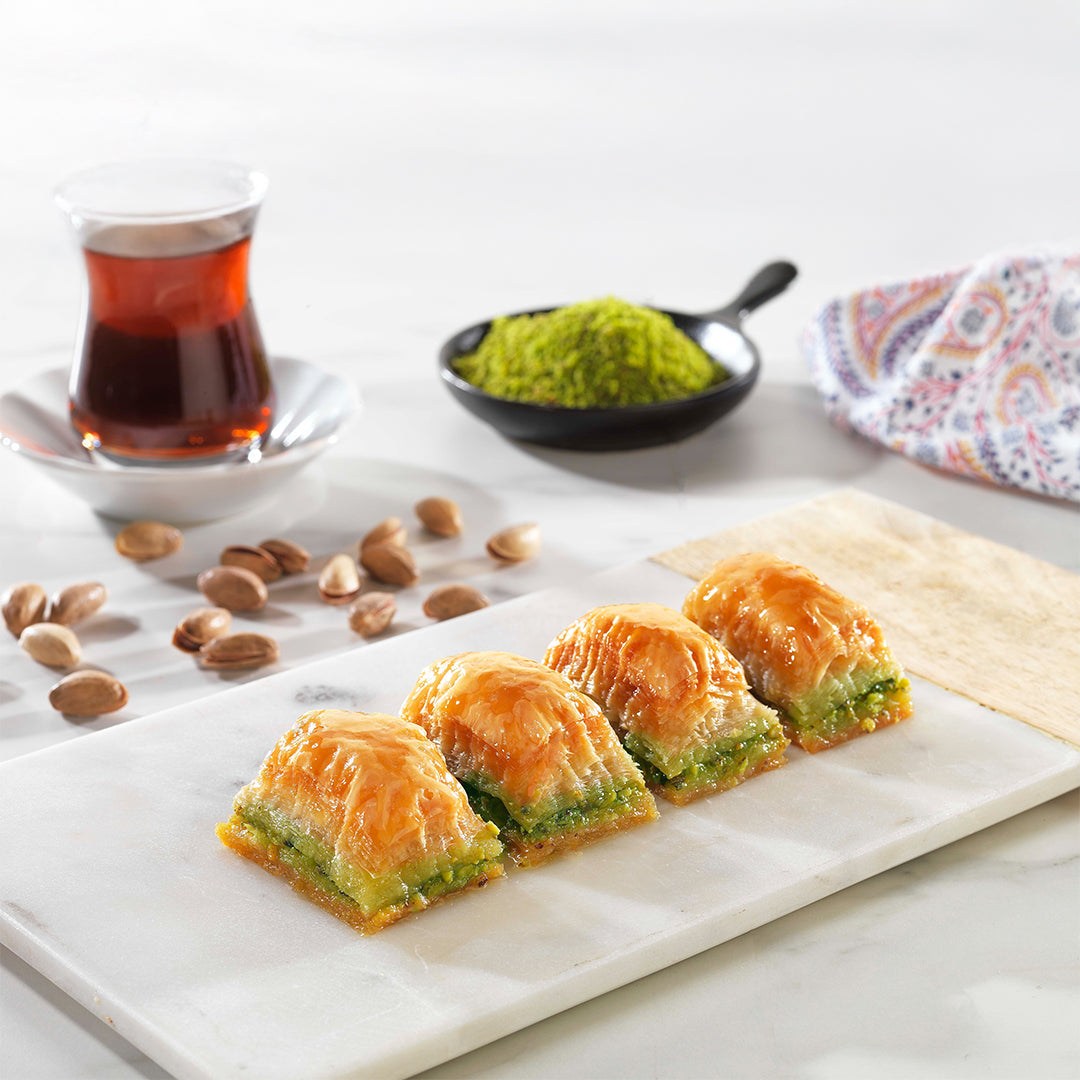 Baklava con pistaches premium de 454g, masa filo crujiente y relleno de pistaches bañados en almíbar de miel.