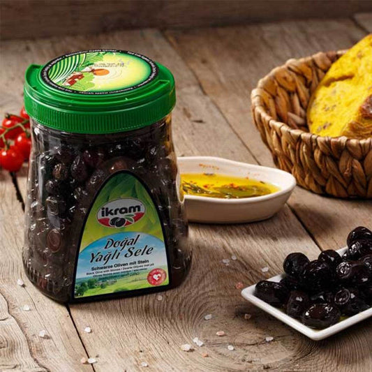 Aceitunas negras turcas de 1kg con sabor profundo y textura firme, ideales para ensaladas y mezze.