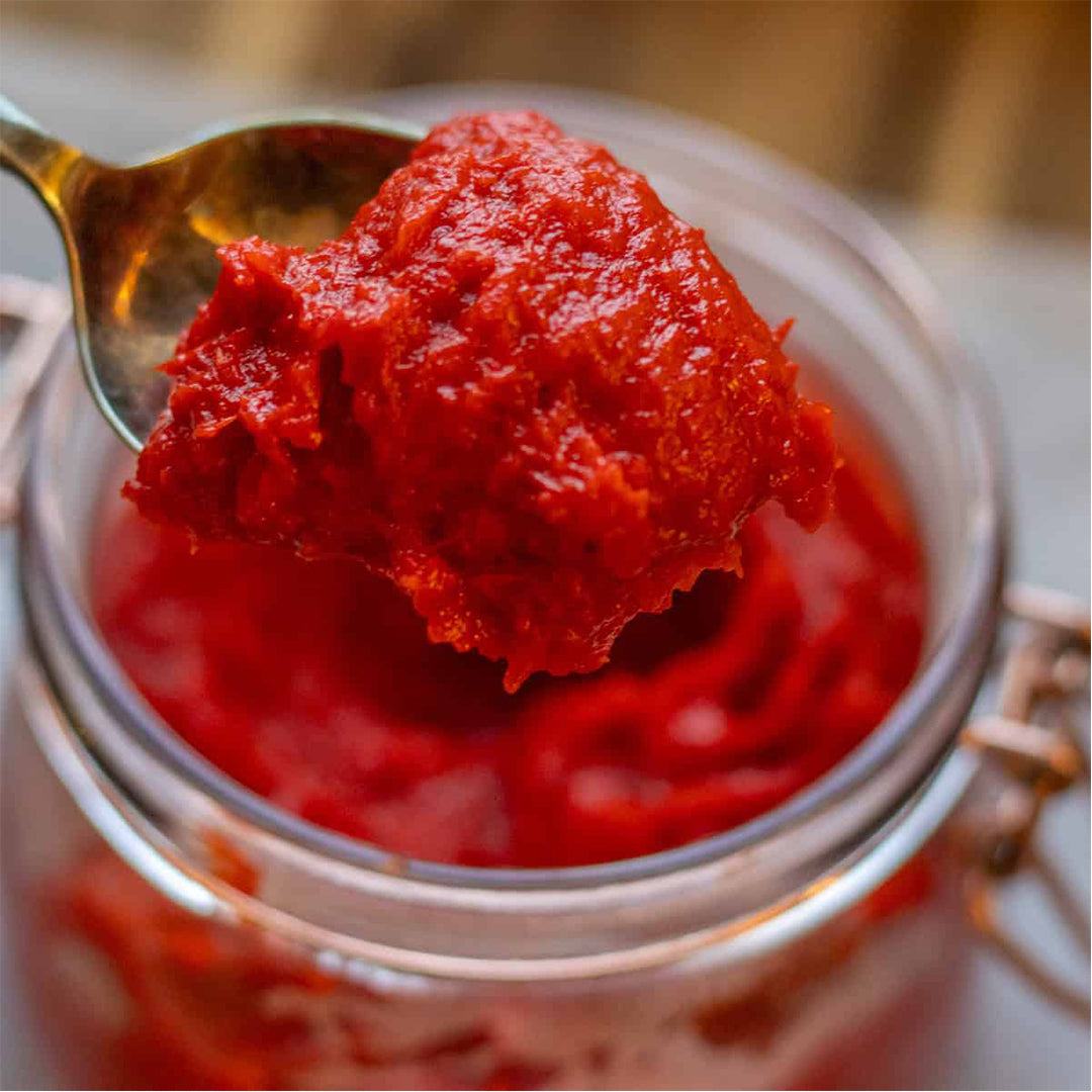 Frasco de 700g de pasta de pimiento picante turco Aci Biber Salcasi, ideal para salsas y platillos diversos