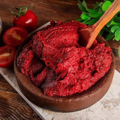 Envase de 700g de pasta de tomate turca domates salcasi, perfecta para cocina mediterránea