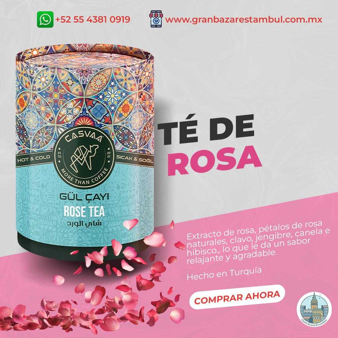 Taza de te turco rosa con petalos de rosa frescos y fondo de bazar turco
